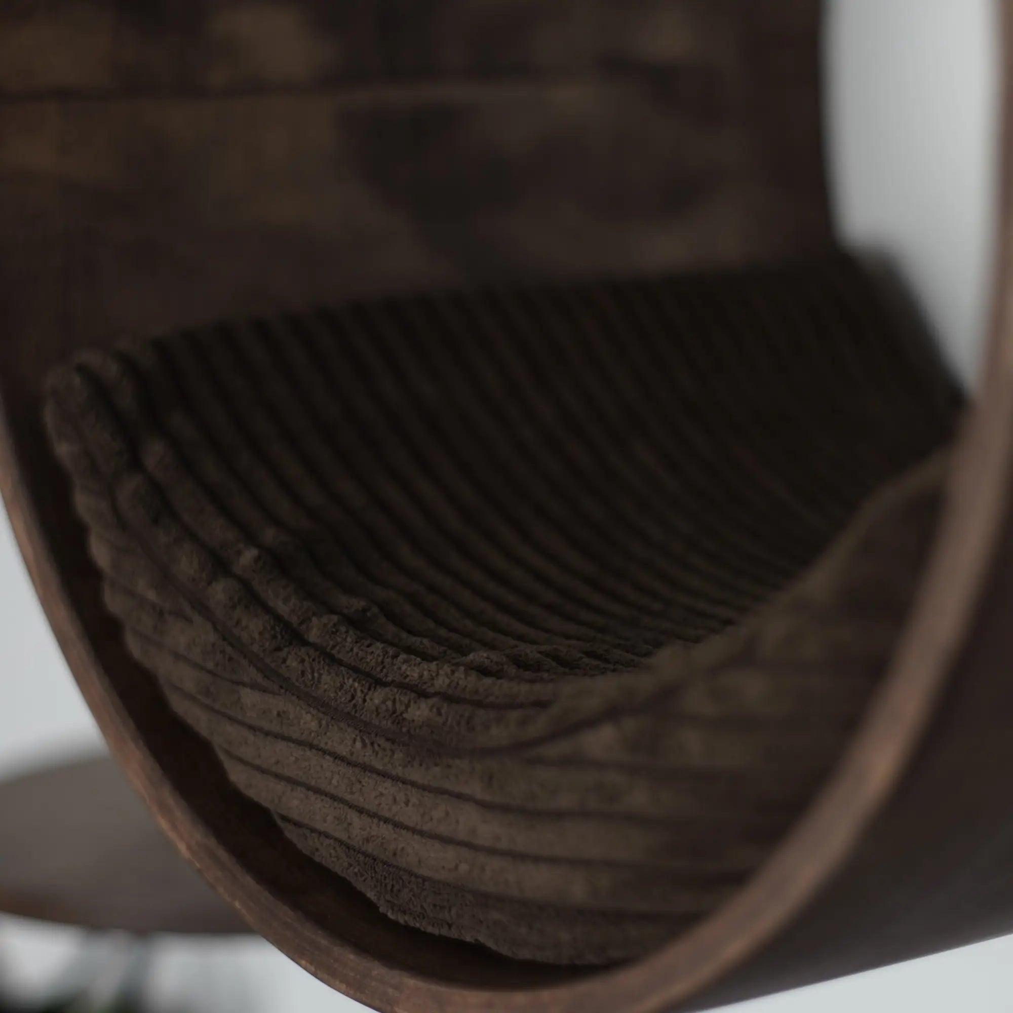 Ersatzartikel Produkt mit gebogenem, geriffeltem, braunem Napfständer aus Holz