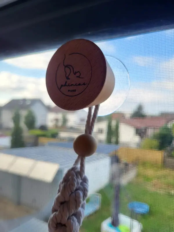 Weiß-brauner Holzkugeln-Vorhangzieher mit geflochtener Seil-Griff von Dobbi für Phinias Fensterliege Katzenliege