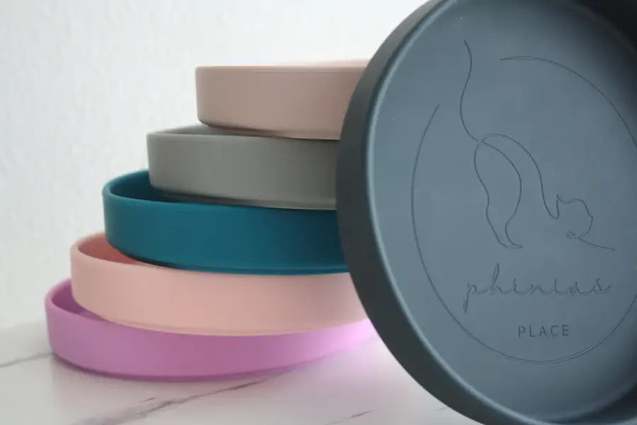 Ein Stapel bunter Näpfe für Haustiere.