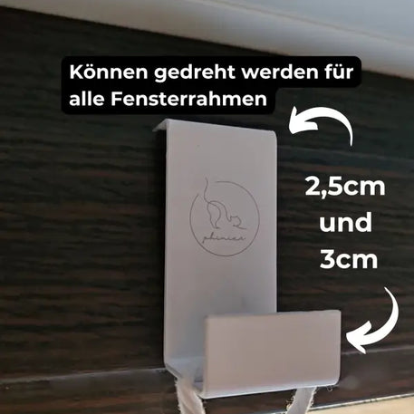 Jalousiehalterung aus weißem Metall.