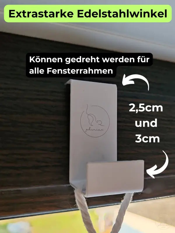 Jalousiehalterung aus weißem Metall.