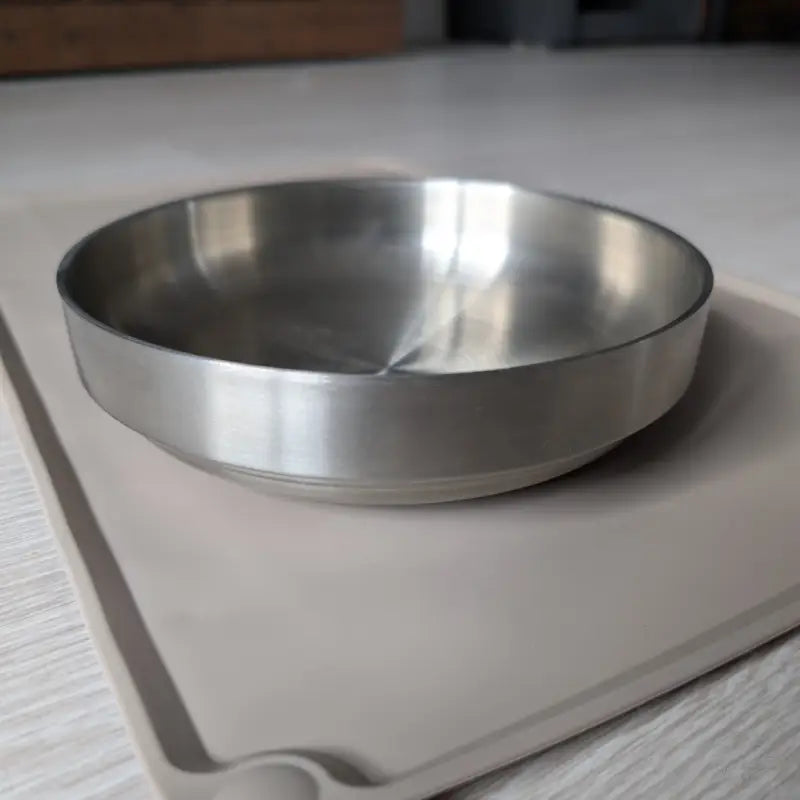 Glänzende Metallschüssel.