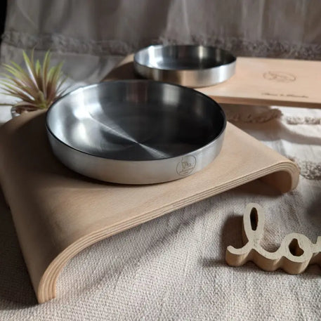 Gebürstete Metallschalen für Haustiere.