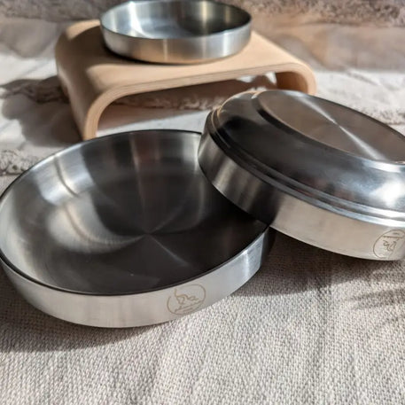 Glänzende Metallnäpfe für Haustiere.