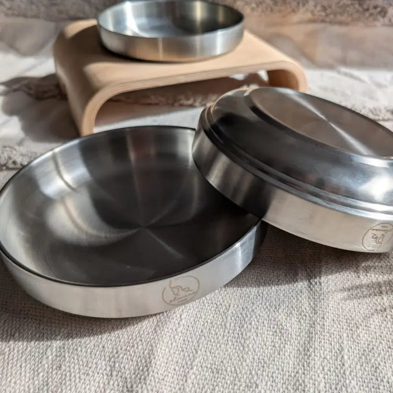 Glänzende Metallnäpfe für Haustiere.