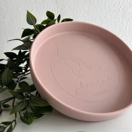 Rosa Dekoteller mit Katzenmotiv.