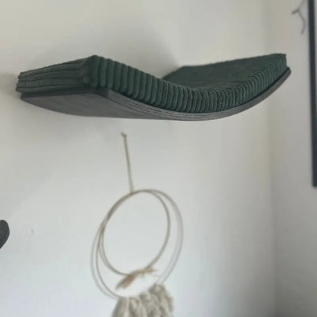 Curved wall-mounted cat perch with ribbed cushion Phinias gebogene Katzenliege schwebendem Design