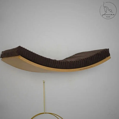 Curved Cat Wall Bed with Brown Cushion in Schwebendem Design Phinia von Phinias gebogene Katzenliege