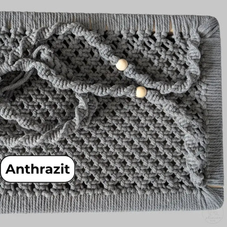 Graue Makrame Wanddekoration mit Phinias XXL Fensterliege für Maine Coon norwegische Waldkatze