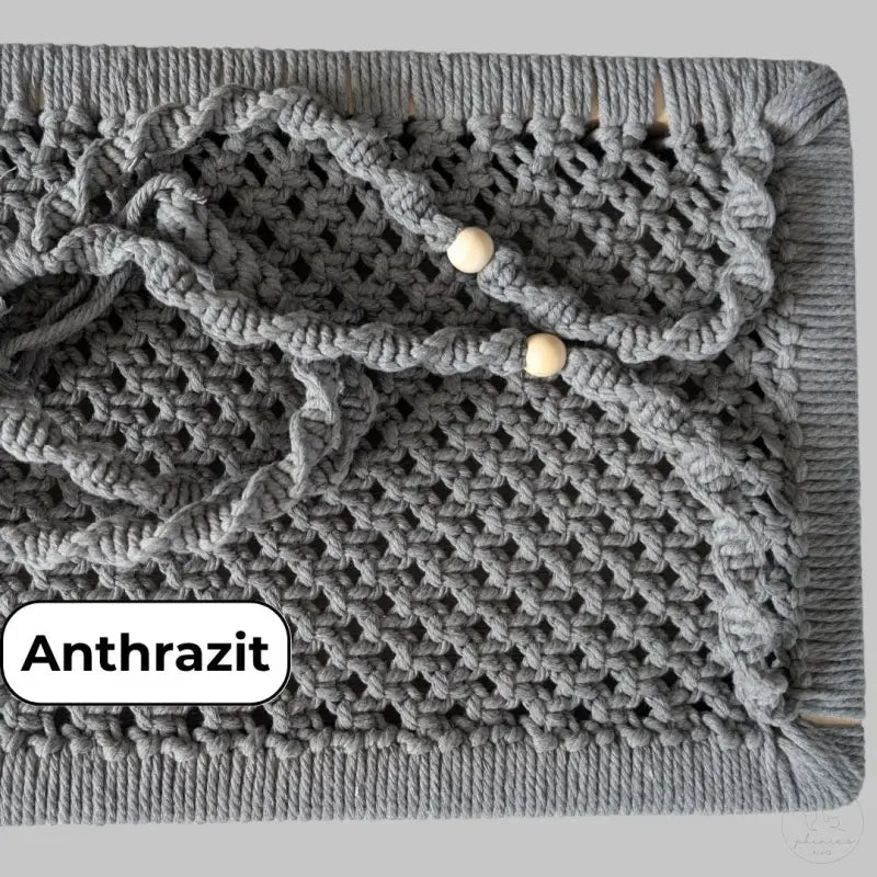 Graue Makrame Wanddekoration mit Phinias XXL Fensterliege für Maine Coon norwegische Waldkatze