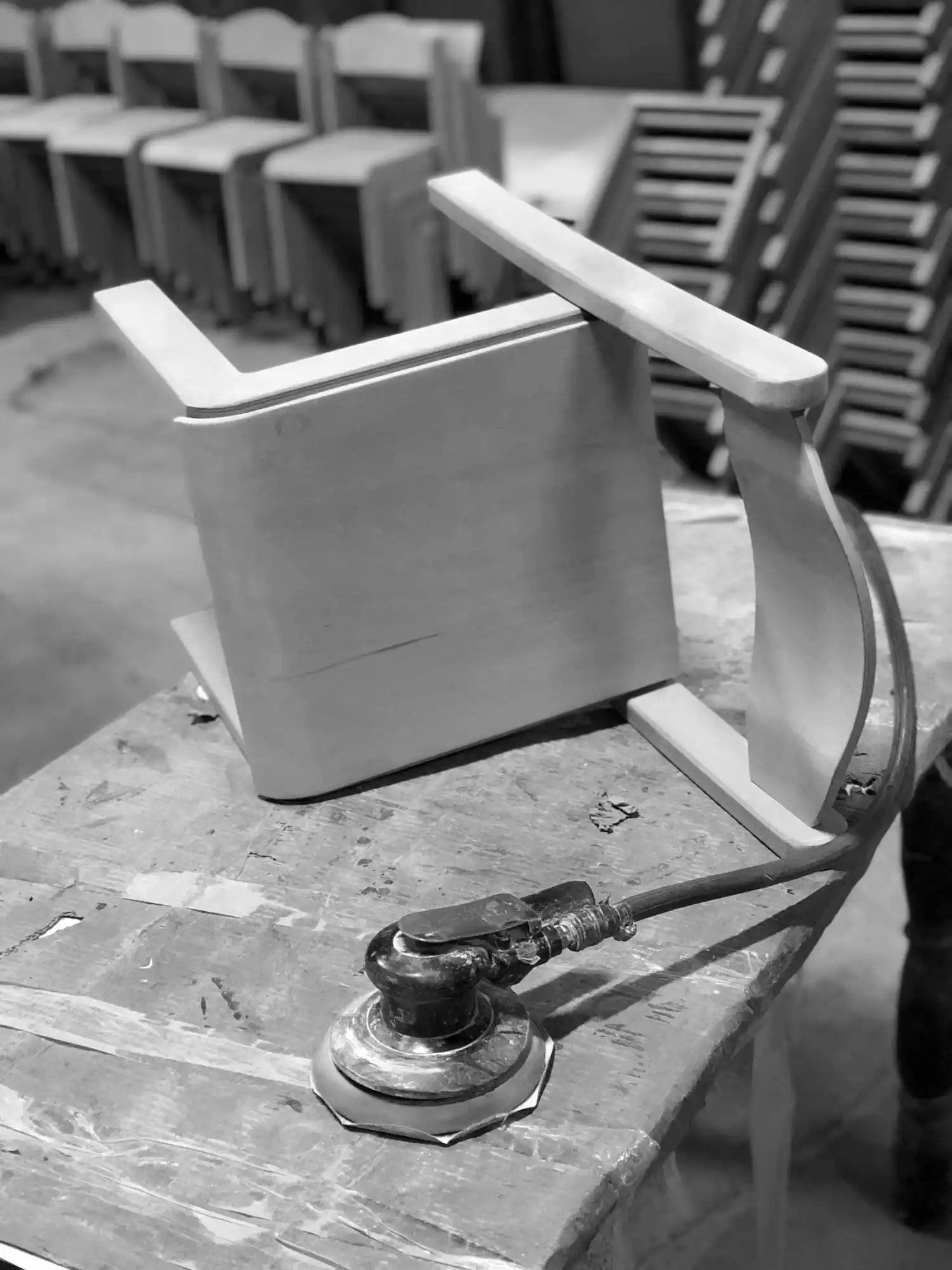 Unvollendeter Holzstuhl.