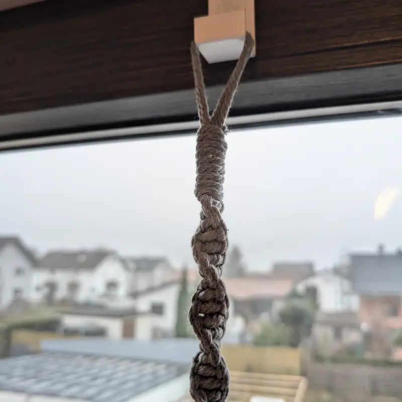 Graues geknotetes Seil zum Aufhängen.